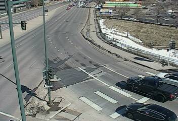 I-25 - I-25  204.10 NB @ CO-2 Colorado Blvd - Traffic in lanes farthest from camera moving West on Colorado - (10166) - USA