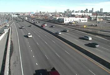 I-25 - I-25  208.10 SB : 0.2 mi N of Alameda - Traffic furthest from camera is travelling North - (13639) - Denver and Colorado