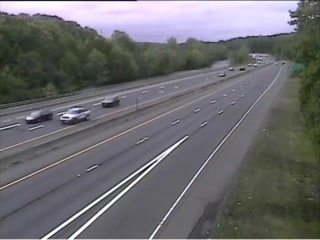 CAM 174 Naugatuck RT 8 NB S/O Exit 26 - Cross St. (Traffic closest to the camera is traveling NORTH) - USA