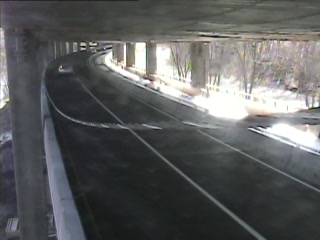 CAM 168 Waterbury RT 8 NB N/O Exit 30 - S/O I-84 vic. Riverside St. (Traffic closest to the camera is traveling SOUTH) - Connecticut