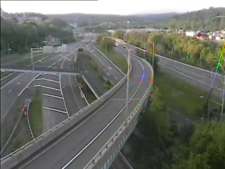 CAM 166 Waterbury RT 8 SB N/O Exit 30 - N/O I-84 next to Riverside St. (Traffic closest to the camera is traveling SOUTH) - Connecticut