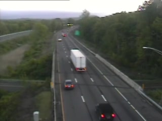 CAM 111 Cromwell I-91 SB N/O Exit 21 - Evergreen Rd. (Traffic closest to the camera is traveling SOUTH) - Connecticut